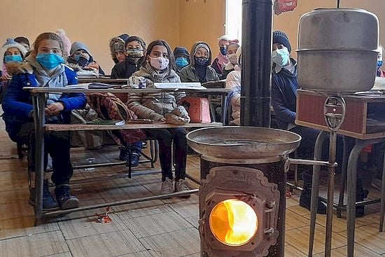 物価高騰で灯油が買えない、シリア難民の子どもたちの学校に暖房用灯油を届けるレバノン北部アルサール越冬寄付キャンペーンのサブ画像7_昨冬に灯油ストーブで体を温めながら授業を受ける子どもたち