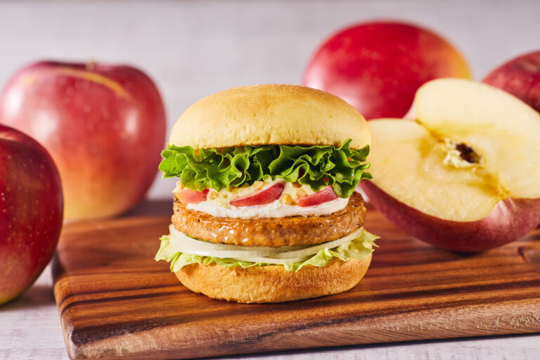 未来を創る学生考案！食べて環境保全に参加できるハンバーガー！フードロスの危機にあるリンゴ×100％植物性由来のSOYパティ。持続可能な社会を目指した【ハッピースバーガー】新発売！のメイン画像