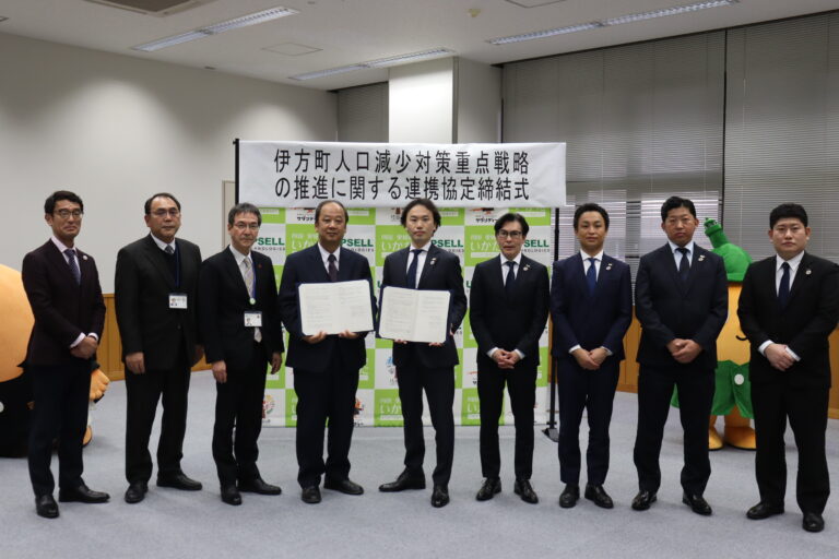 アップセルテクノロジィーズは、愛媛県伊方町と「伊⽅町⼈⼝減少対策重点戦略の推進に関する連携協定書」を締結いたしました。のメイン画像
