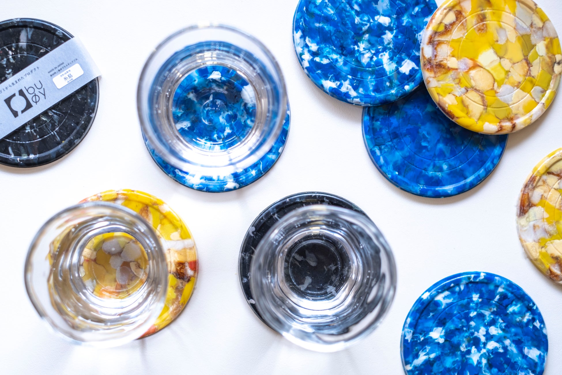 海洋プラスチックごみのアップサイクルブランドbuoy。リニューアル版コースター販売開始のサブ画像1_鮮やかな色と偶然が織りなす模様が特徴のbuoy