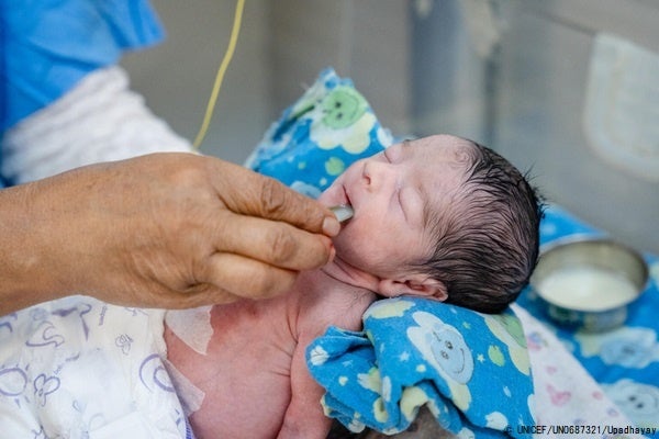 2021年の5歳未満児死亡数、500万人～死亡数減少も、多くの国でSDGs達成困難か【プレスリリース】のサブ画像1_カトマンズの産婦人科病院の新生児集中治療室(NICU)で、ミルクを飲む生まれたての赤ちゃん。(ネパール、2022年8月撮影) © UNICEF_UN0687321_Upadhayay