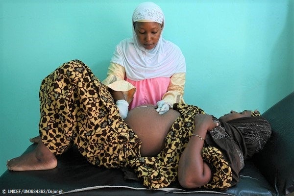2021年の5歳未満児死亡数、500万人～死亡数減少も、多くの国でSDGs達成困難か【プレスリリース】のサブ画像2_最南東部のディファにある母子センターで、健診を受ける妊婦。(ニジェール、2022年7月) © UNICEF_UN0684363_Dejongh