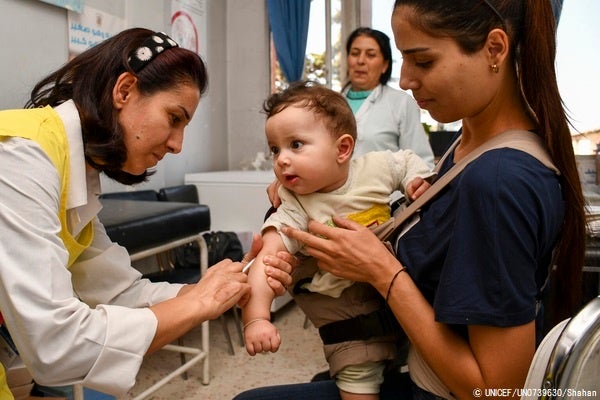 2021年の5歳未満児死亡数、500万人～死亡数減少も、多くの国でSDGs達成困難か【プレスリリース】のサブ画像3_保健センターで、ポリオとはしかの予防接種を受ける生後8カ月のジュリアンちゃん。(シリア、2022年10月撮影) © UNICEF_UN0739630_Shahan
