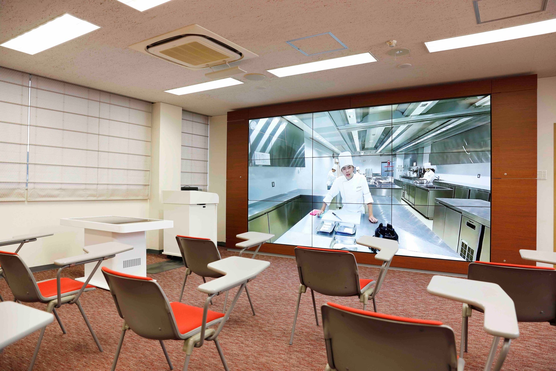 京都ホテル観光ブライダル専門学校、VR／AR／メタバース等を活用する特別演習室「XRデモンストレーションルーム」を発表しDX教育を加速度的に推進！メディア＆業界向け内覧会を開催（取材受付中）のサブ画像5_ミニシアター級の大画面を実装