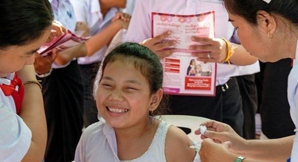 未使用はがき・切手や書き損じはがき、使用済み切手で途上国にワクチンを贈る回収キャンペーンを今年も開催しますのサブ画像2_ワクチンを接種するラオスの子ども　©UNICEF Laos