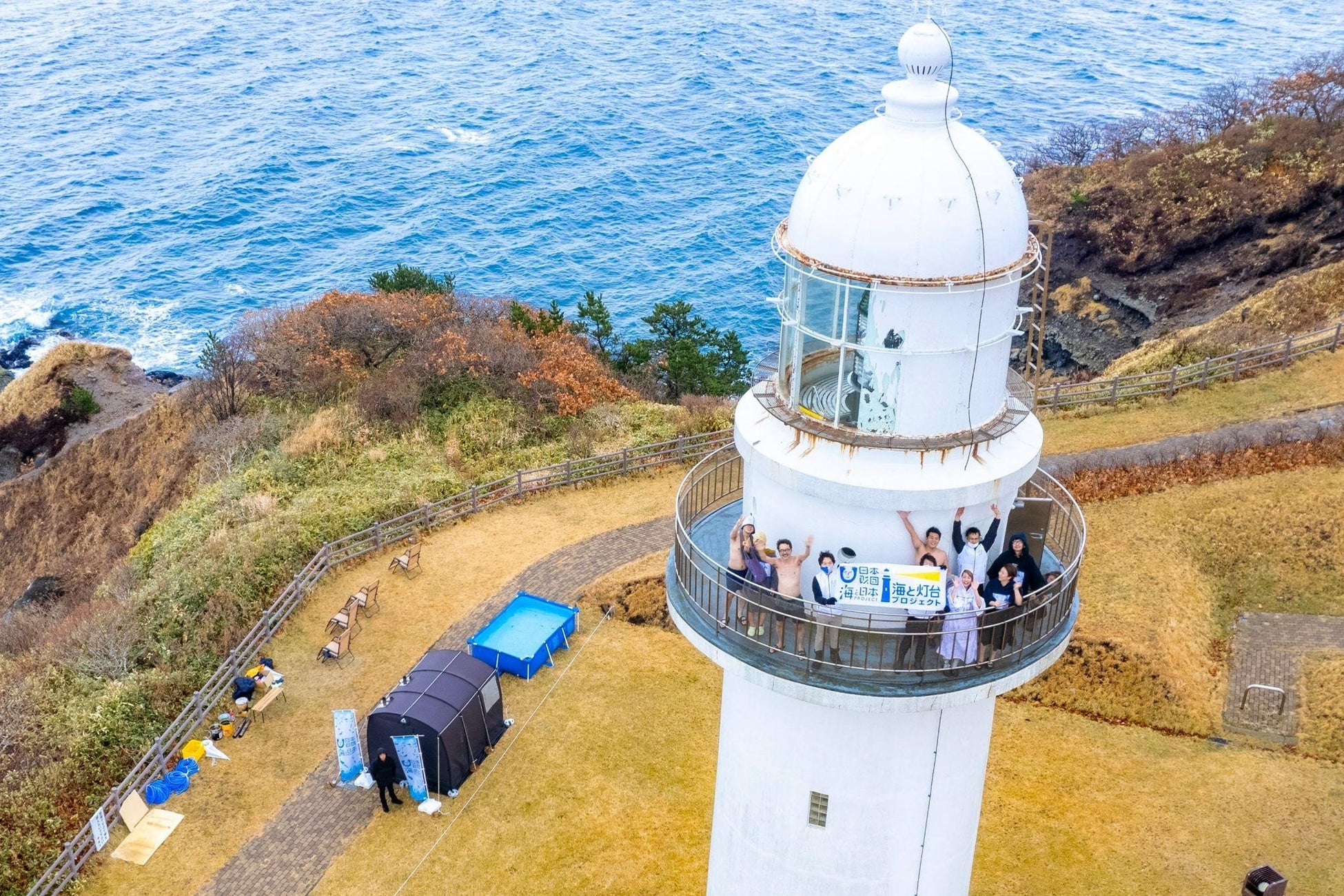 灯台に登って、ととのう⁉日本初「灯台サウナ」フォトレポートのサブ画像1_奇想天外なアウトドアサウナ体験にテンションMAXな参加者たち