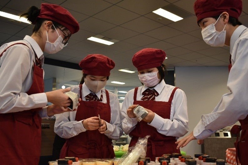 東京都立足立特別支援学校によるパンの実習販売会を実施のサブ画像3_生徒さん一人ひとりが心を込めて作っています！