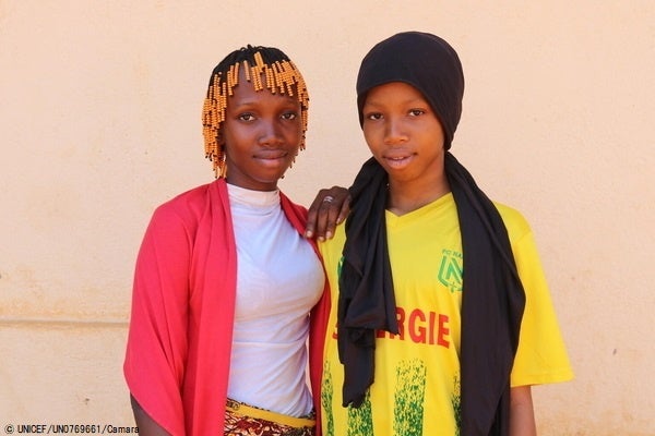 2月6日は「女性器切除(FGM)根絶の日」：今年430万人がFGMの危険に【プレスリリース】のサブ画像1_母親から女性器切除（FGM）を受けさせられそうになったが、父親が反対してくれたおかげでFGMを受けずに済んだ15歳のナンテニンさん(左)と妹。ナンテニンさんは、この地域の若い女の子たちとともに、FGMの慣習をなくすための啓発活動を行っている。 (ギニア、2