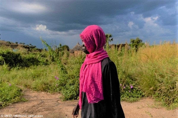 2月6日は「女性器切除(FGM)根絶の日」：今年430万人がFGMの危険に【プレスリリース】のサブ画像2_FGMの慣習に反対する家庭で育ったことから、ファティマさんは、FGMの健康へのリスクを同級生に伝えている。(スーダン、2022年10月撮影) © UNICEF_UNI396250_Zehbrauskas