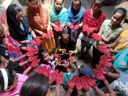 ＜ARTIDA OUD＞寄付金総額200万円にて、インド・ビハール州で「月経衛生管理プロジェクト」を実施のサブ画像4_“手のひらで署名“キャンペーンに参加し、手のひらを真っ赤に染める女の子たち（写真：プラン・インターナショナル）