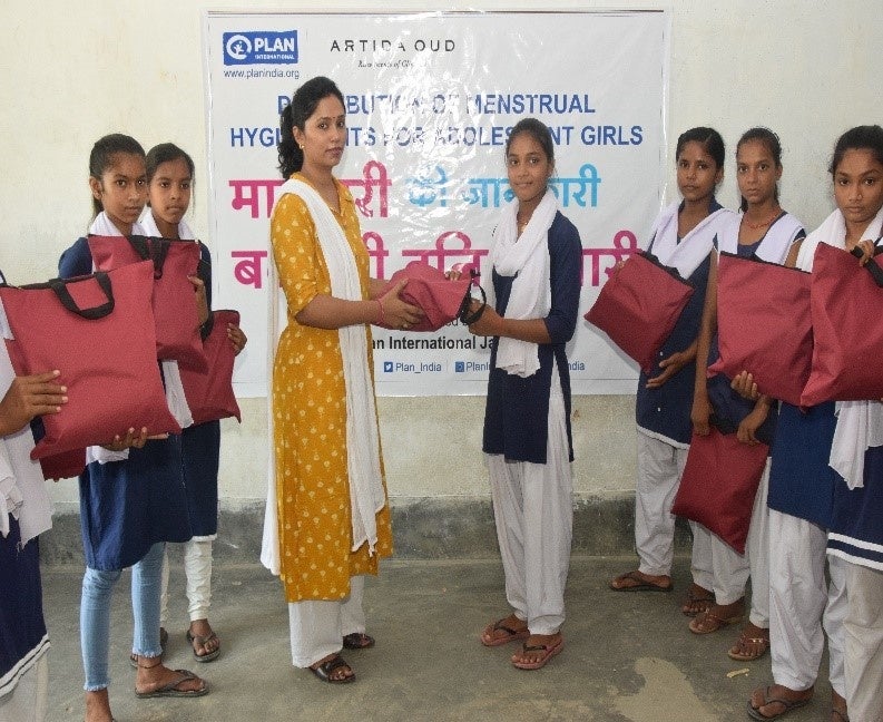 ＜ARTIDA OUD＞寄付金総額200万円にて、インド・ビハール州で「月経衛生管理プロジェクト」を実施のサブ画像6_月経衛生管理キットを受け取る女子生徒たち（写真：プラン・インターナショナル）