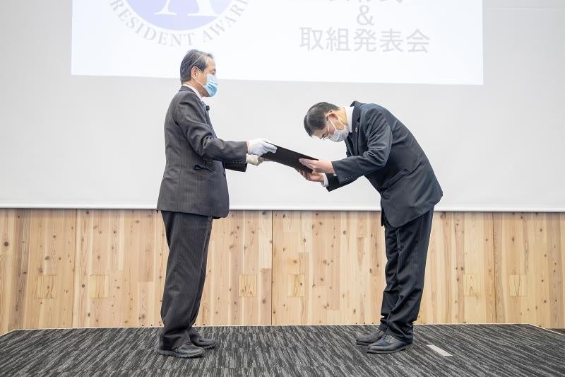【岡山大学】2022年度岡山大学SDGs推進表彰（President Award）表彰式&取り組み発表会を開催しましたのサブ画像4_表彰状を授与される受賞者