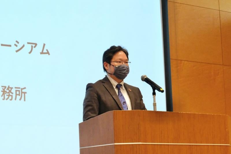 【岡山大学】地域脱炭素創生・岡山コンソーシアム主催「脱炭素ビジネスセミナー～新たなマーケットへの第一歩～」を開催しましたのサブ画像2_開会あいさつする上田所長