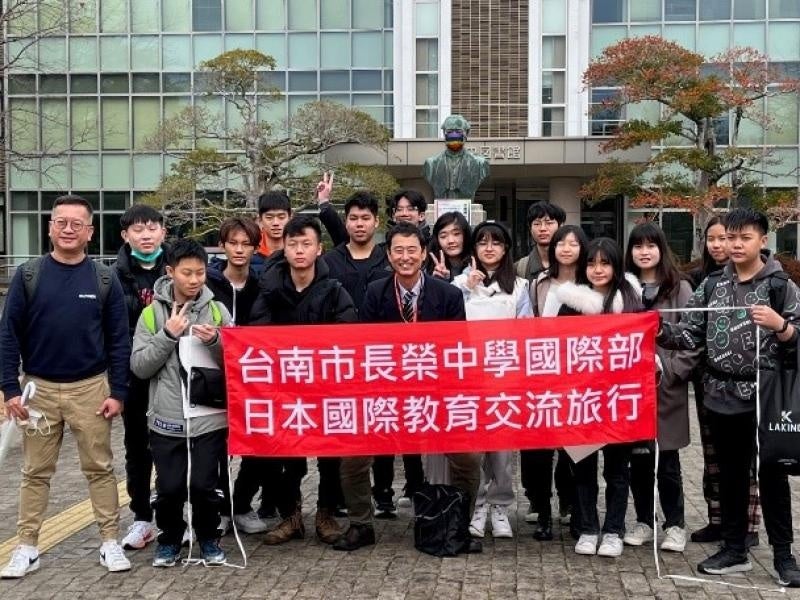 【岡山大学】台湾・長栄高級中学国際部の生徒が岡山大学を訪問しましたのサブ画像4_図書館前で記念撮影（撮影時のみマスクを外しています）