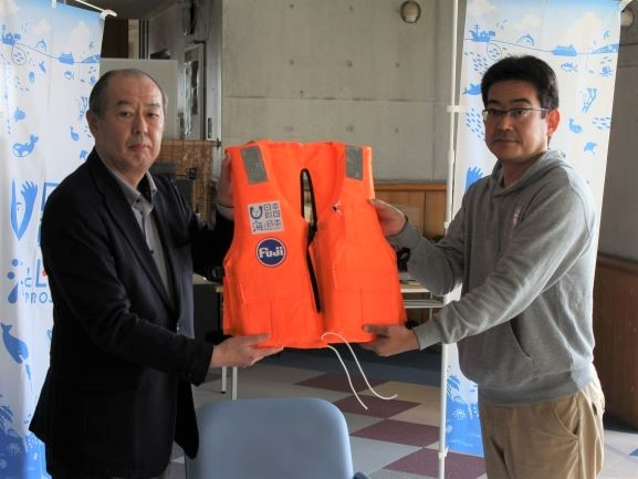 三ケ日青年の家で3月末にライフジャケットレンタルステーションを開設。富士工業（株）よりライフジャケット30着を寄贈する贈呈式を行いました。のメイン画像