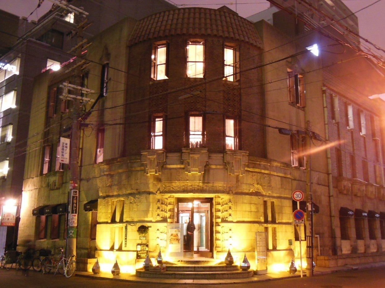 大阪・船場の近代建築「芝川ビル」にて、一日限定で国際女性デーのシンボル・ミモザ色に輝くライトアップを実施のサブ画像1_芝川ビル（過去のライトアップの様子）