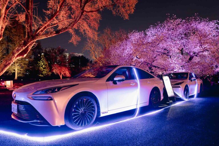トヨタの給電車が新宿御苑の夜桜を彩るイベントに協力「桜×動く電源」でお花見体験をアップデートのメイン画像