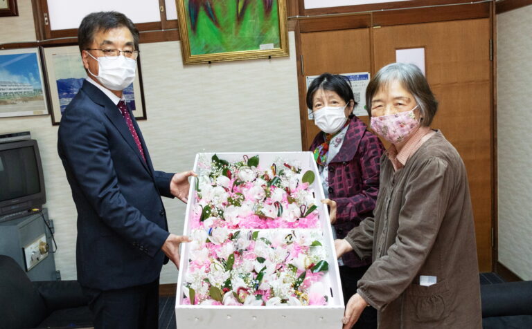 洋ランで子供たちの門出をいろどる― 一般財団法人徳島河野植物資源振興財団（徳島県美馬市）から地域の学校行事へシンビジウムの花を贈る。河野メリクロングループのメイン画像