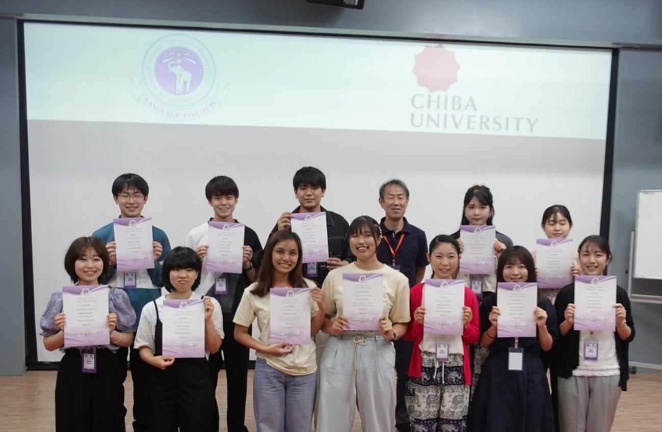 3年越しに千葉大学環境ISO学生委員会が初めてのSDGs海外留学プログラムを実施のサブ画像13_チェンマイ大学から授与された修了証書を手に記念撮影