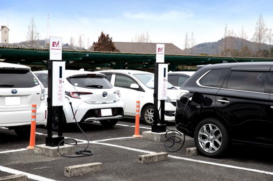 エネチェンジ、兵庫県と岐阜県のゴルフ場でEV充電器をリプレイス、6kW普通充電器へのアップグレードで施設のサービス向上へのメイン画像