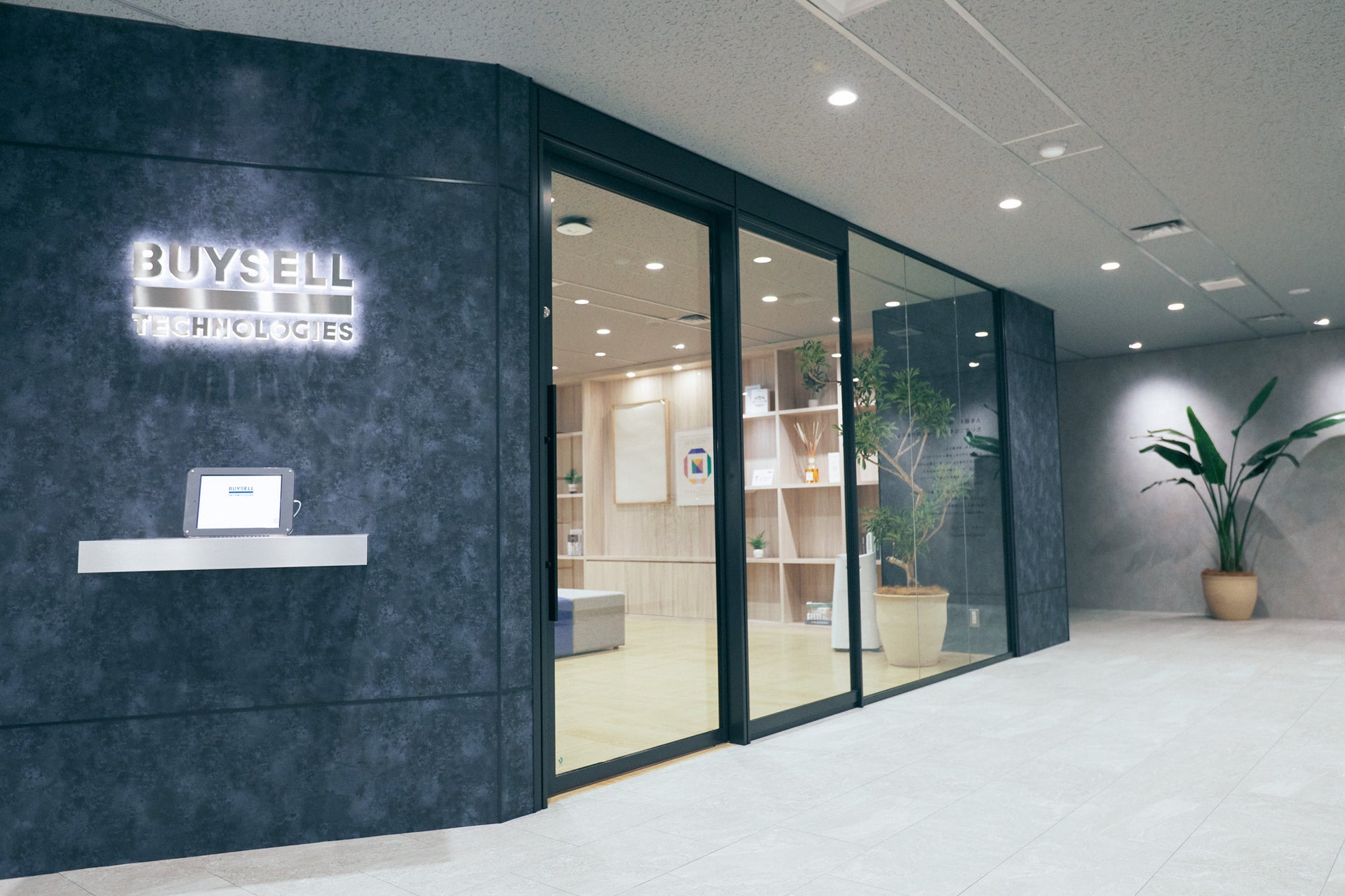 バイセル、新宿区四谷の本社オフィスを2倍に拡張のサブ画像1_オフィスエントランス