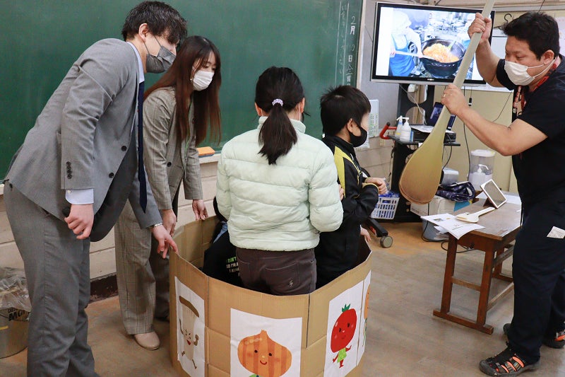【SDGs×給食】葉隠勇進が毎日食べている「給食」に焦点を当てた食育授業を千葉県内の小学校で実施のサブ画像2_回転窯の大きさを体験