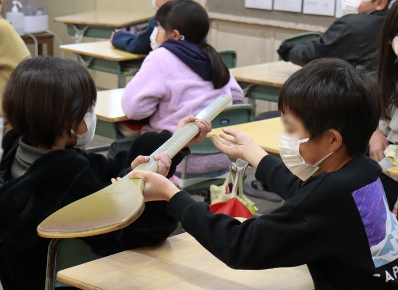 【SDGs×給食】葉隠勇進が毎日食べている「給食」に焦点を当てた食育授業を千葉県内の小学校で実施のサブ画像3_スパテラを順番に回す児童