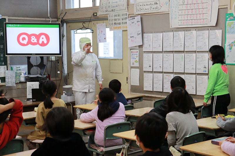 【SDGs×給食】葉隠勇進が毎日食べている「給食」に焦点を当てた食育授業を千葉県内の小学校で実施のサブ画像4_調理員の小松さんに質問をする児童
