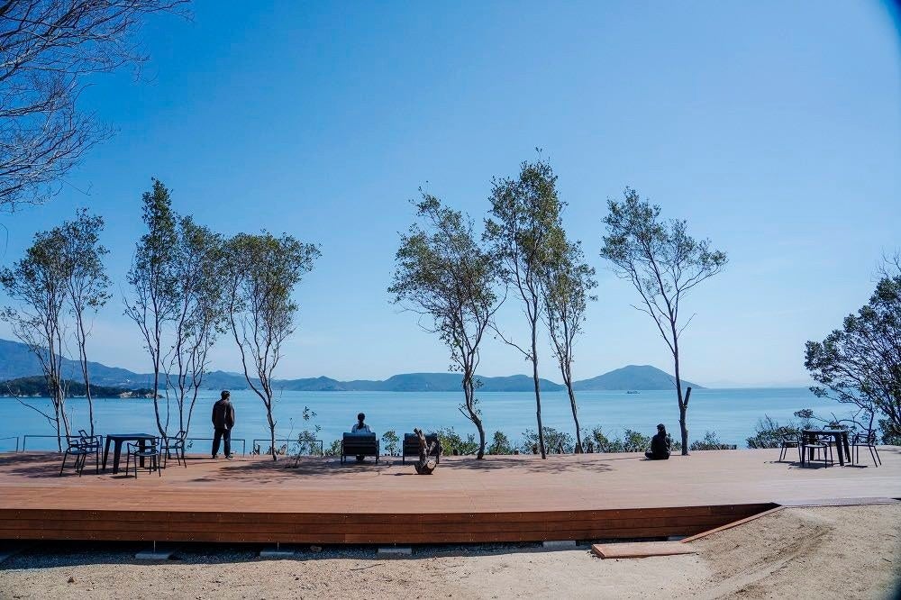 建築業界初！小豆島の施主自らが島のヒノキを製材・加工した木材で建築した、オリーブで心と体をととのえる複合施設「オリーヴの森」2023年7月グランドオープンのサブ画像20_「The TERRACE」オープンスペース
