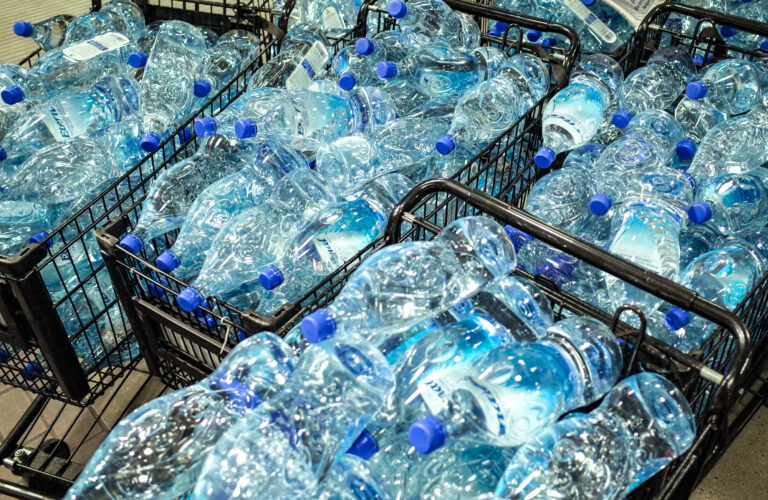 国連大学：ボトル飲料水に関する新報告書のメイン画像