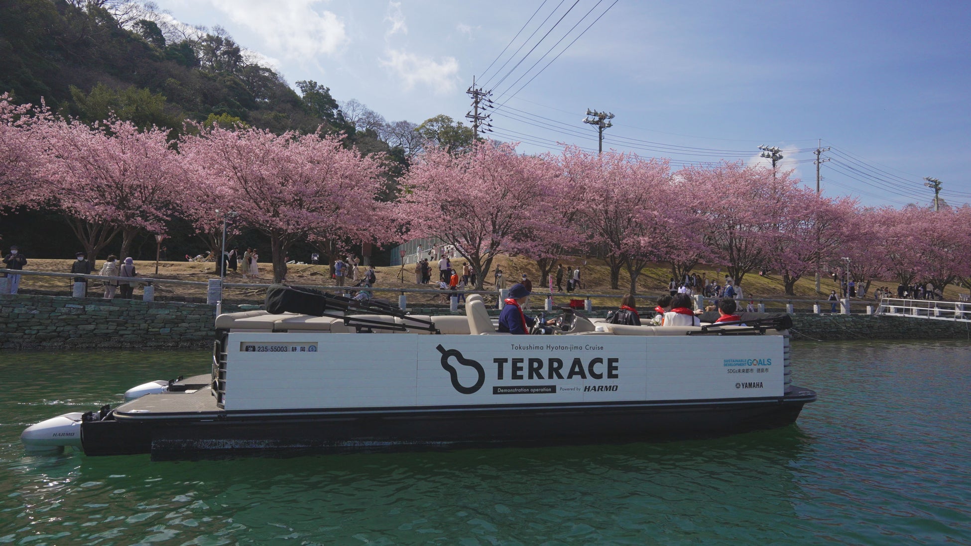 GK京都、徳島市やヤマハ発動機と協働で水上モビリティを活用した実証実験を企画デザインのサブ画像1_「HARMO」を搭載した次世代ボート試乗会の様子