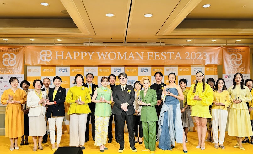 日本最大級の産後ケアホテル 「マームガーデン葉山」事業責任者【斎藤睦美】が、国際女性デーに個人部門の「HAPPY WOMAN賞」を受賞のサブ画像3_＜受賞者とプレゼンター＞