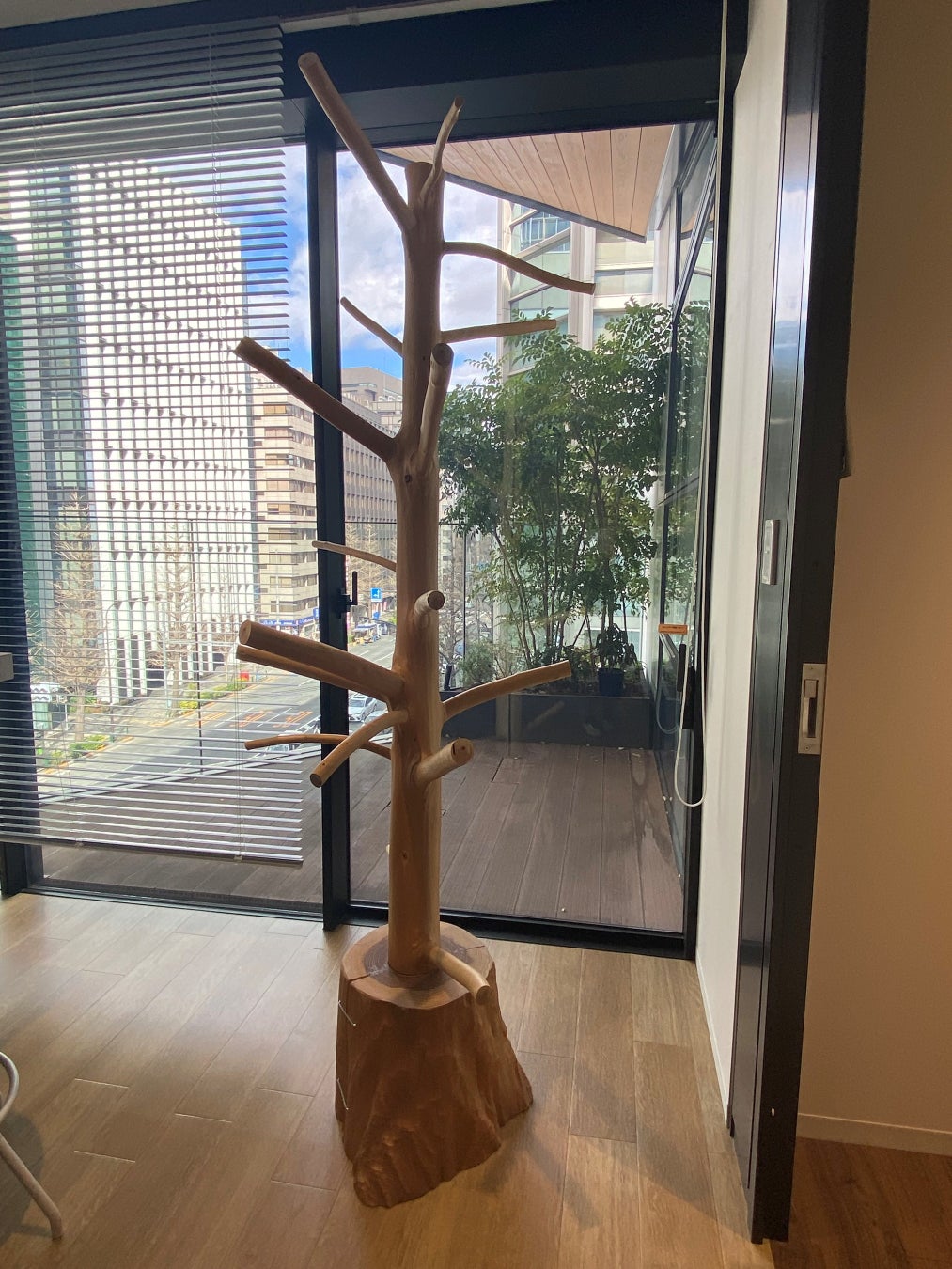 北山杉を活用したオフィスエントランスが完成 のサブ画像3_北山杉の枝を用いたコートハンガー