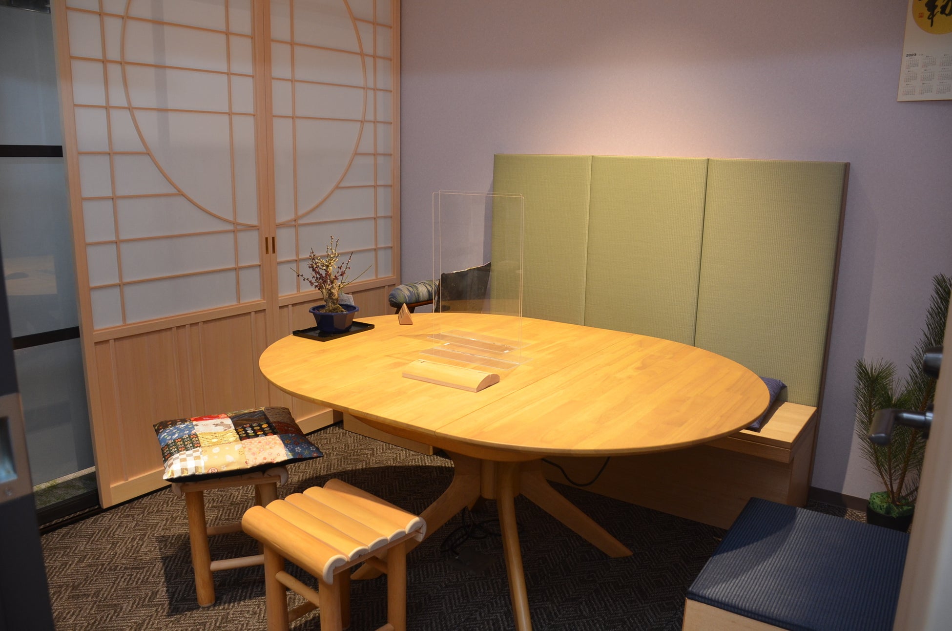 北山杉を活用したオフィスエントランスが完成 のサブ画像4_和の空間を演出する打ち合わせスペースでは、椅子に北山杉を採用