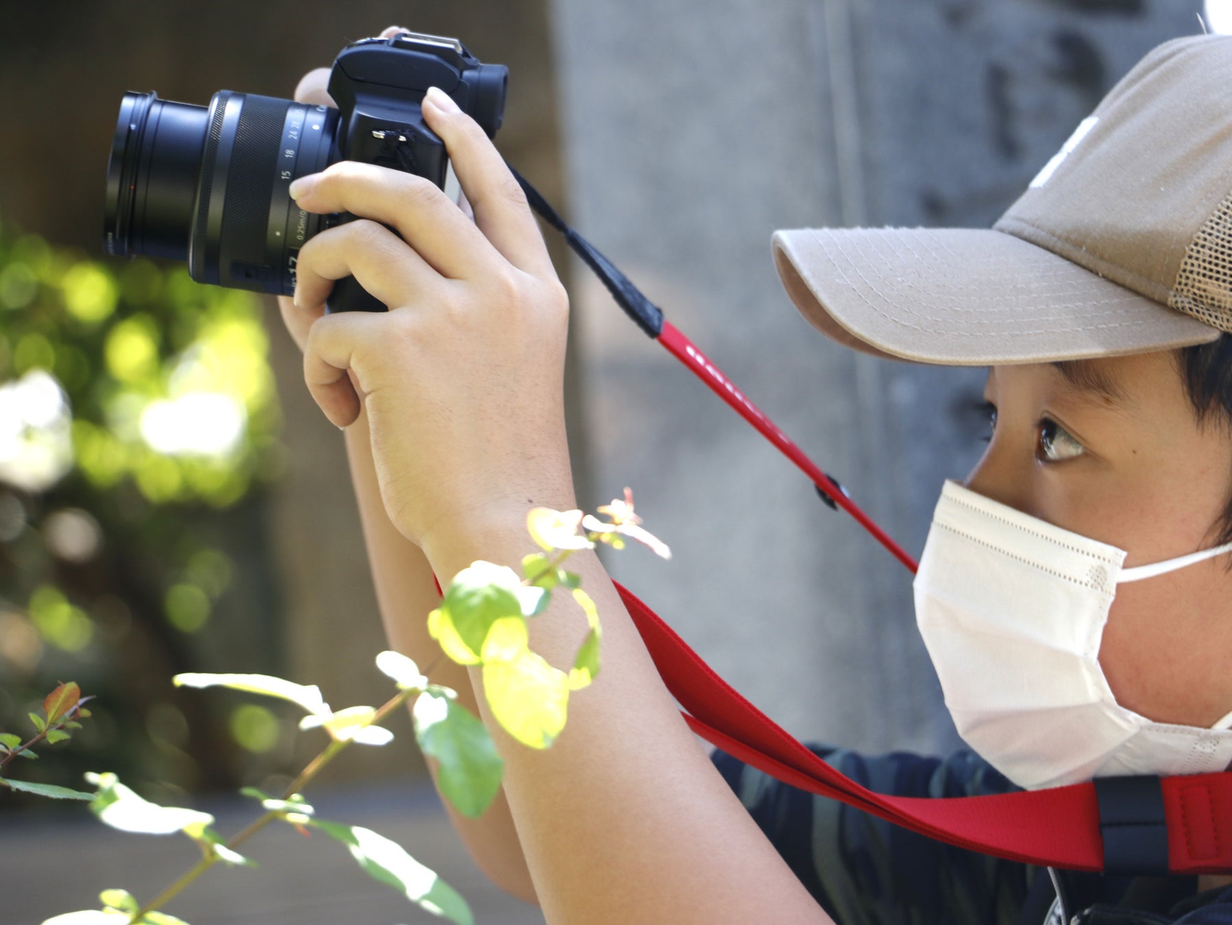 小学生向け写真教室「キヤノンジュニアフォトグラファーズ 2023」参加校・団体を募集　ネイチャーポジティブ」について学ぶ機会を新たに提供のサブ画像2_自然の中で撮影を楽しむ子どもたち（過去に実施した撮影会の様子）