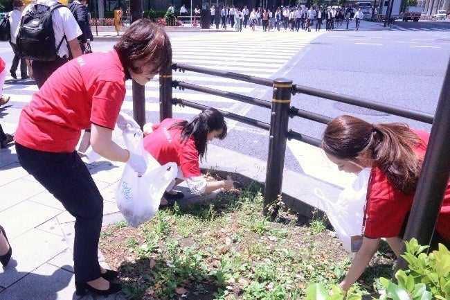 パソナグループ 地球環境を考える 『アースデイウィーク』国内外の約70地域で環境美化・保全活動を実施のサブ画像2_東京駅周辺で実施した清掃活動