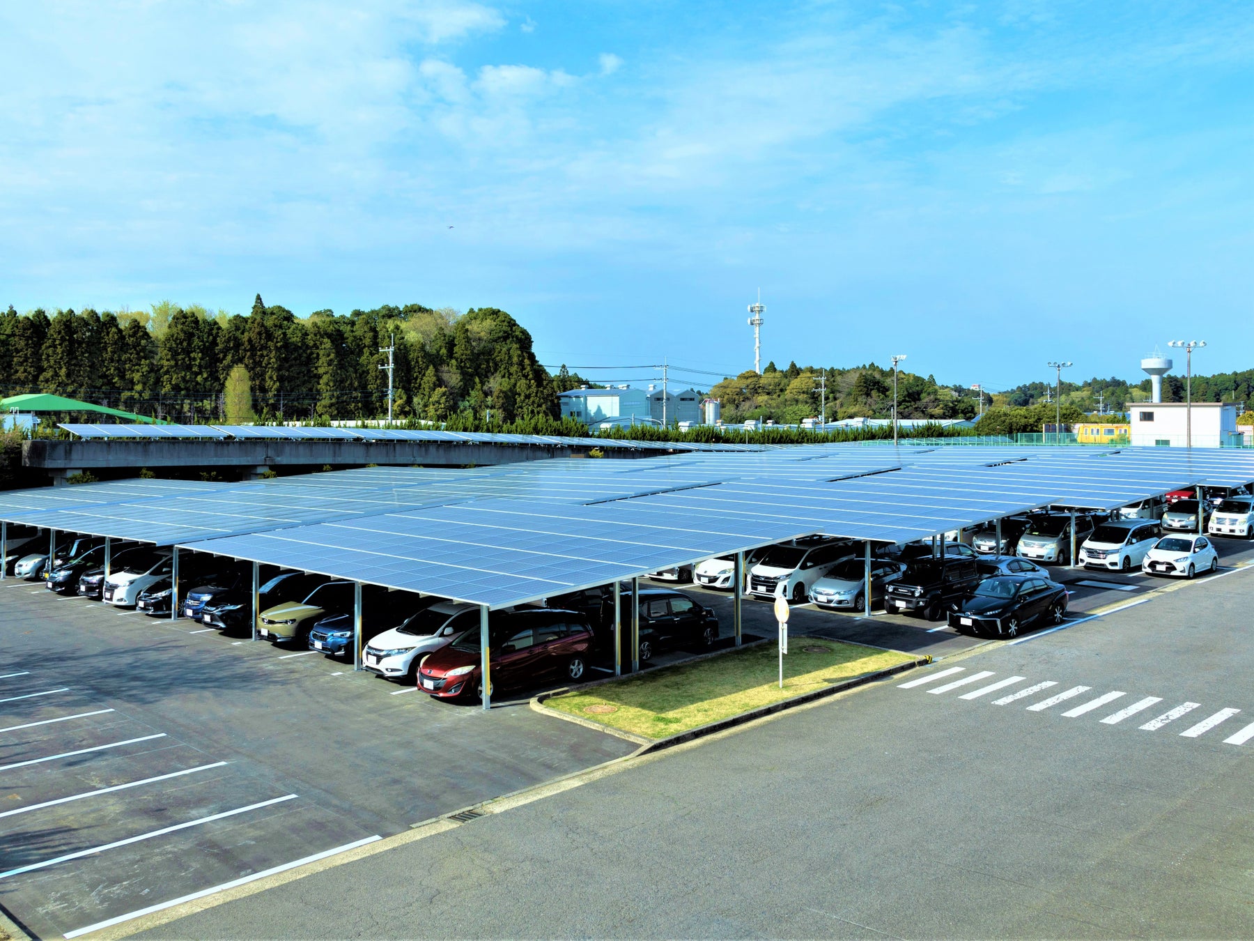 日本オーチス、工場に大型太陽光パネルを設置のサブ画像1_NOLECに設置された太陽光パネル