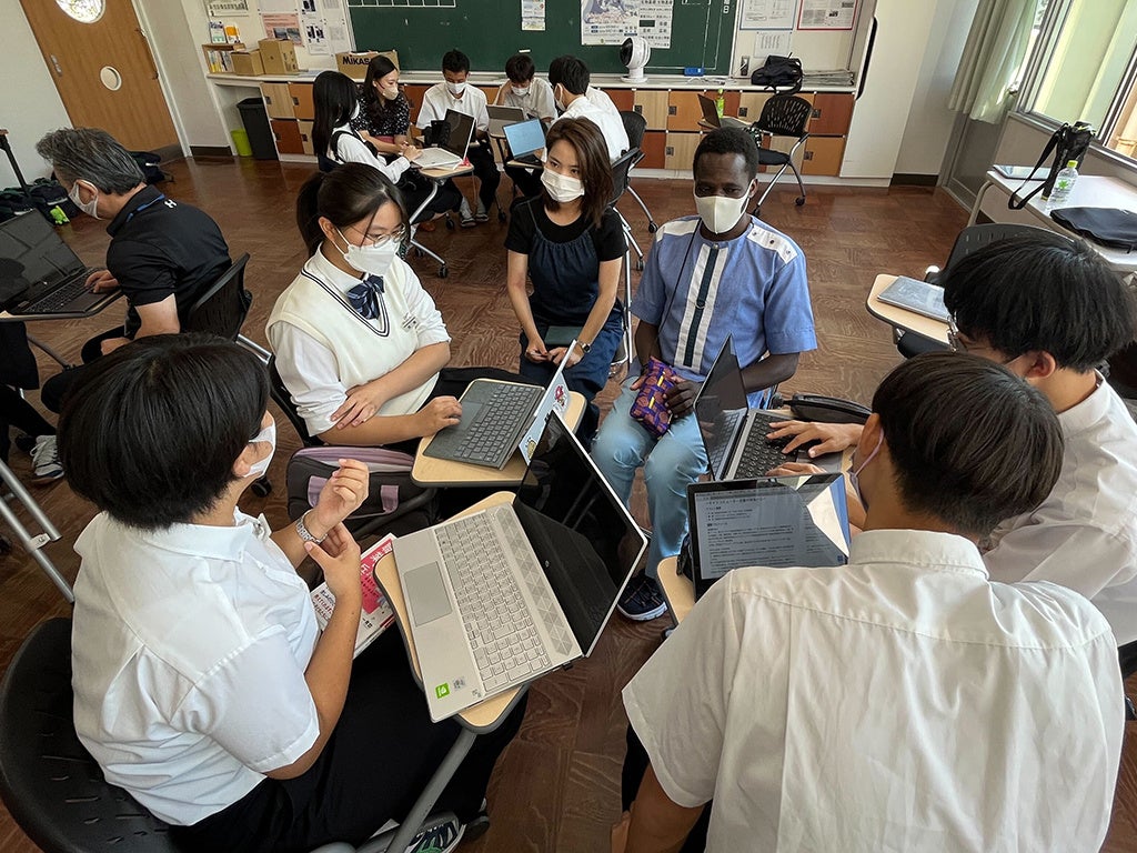 文部科学省による『2023年ユネスコ／日本ESD賞』の推薦事業に選定　本賞が創設された2015年以来、京都の団体として初の事例にのサブ画像1_高校生に対する平和教育の様子
