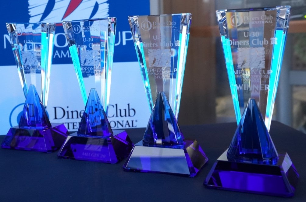 「Diners Club NIPPON CUP 2023 葉⼭スプリングシリーズ」が開幕！ ～マリン業界の発展にダイナースクラブカードが貢献～のサブ画像4_2022年度「U30ワンデザインクラス」優勝艇のトロフィー
