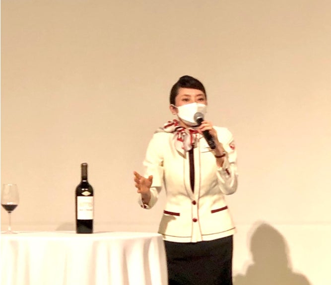 日本の世界遺産を舞台に“未来につなぐ、つなげる”20周年特別企画商品を発売のサブ画像2_①2022年に実施した客室乗務員によるワインセミナー（イメージ）