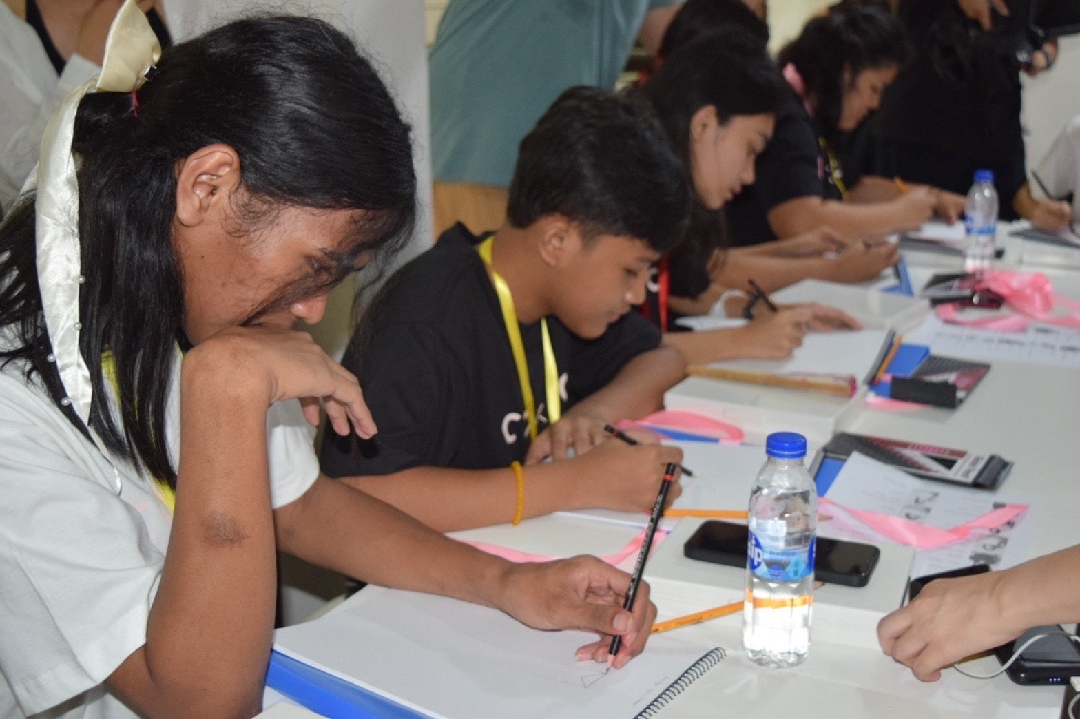 【日系初】フィリピンのファッションスクール「coxco Lab」が目指す、ファッションで社会貢献を志す生徒10名の夢の実現のサブ画像6_「coxco Lab」でイラストレーションの授業を受ける生徒たち