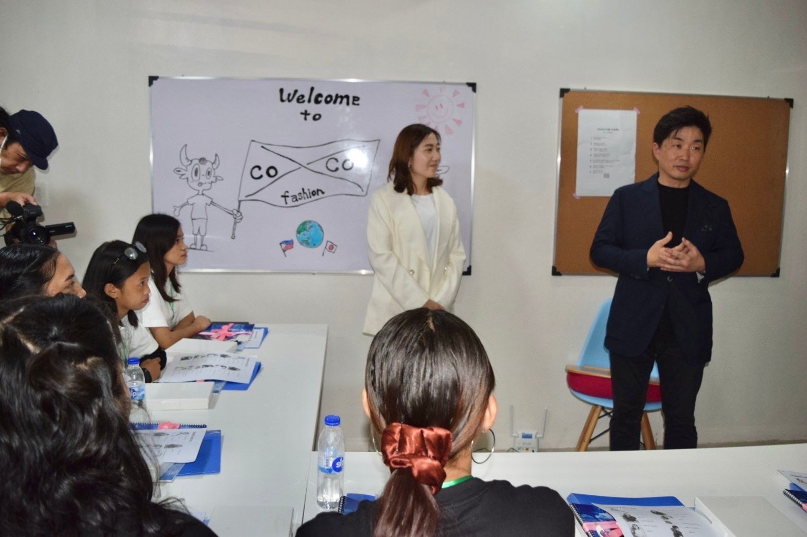 【日系初】フィリピンのファッションスクール「coxco Lab」が目指す、ファッションで社会貢献を志す生徒10名の夢の実現のサブ画像7_協賛企業のひとつ、株式会社マルチョウの長谷川社長のスピーチに耳を傾ける生徒たち