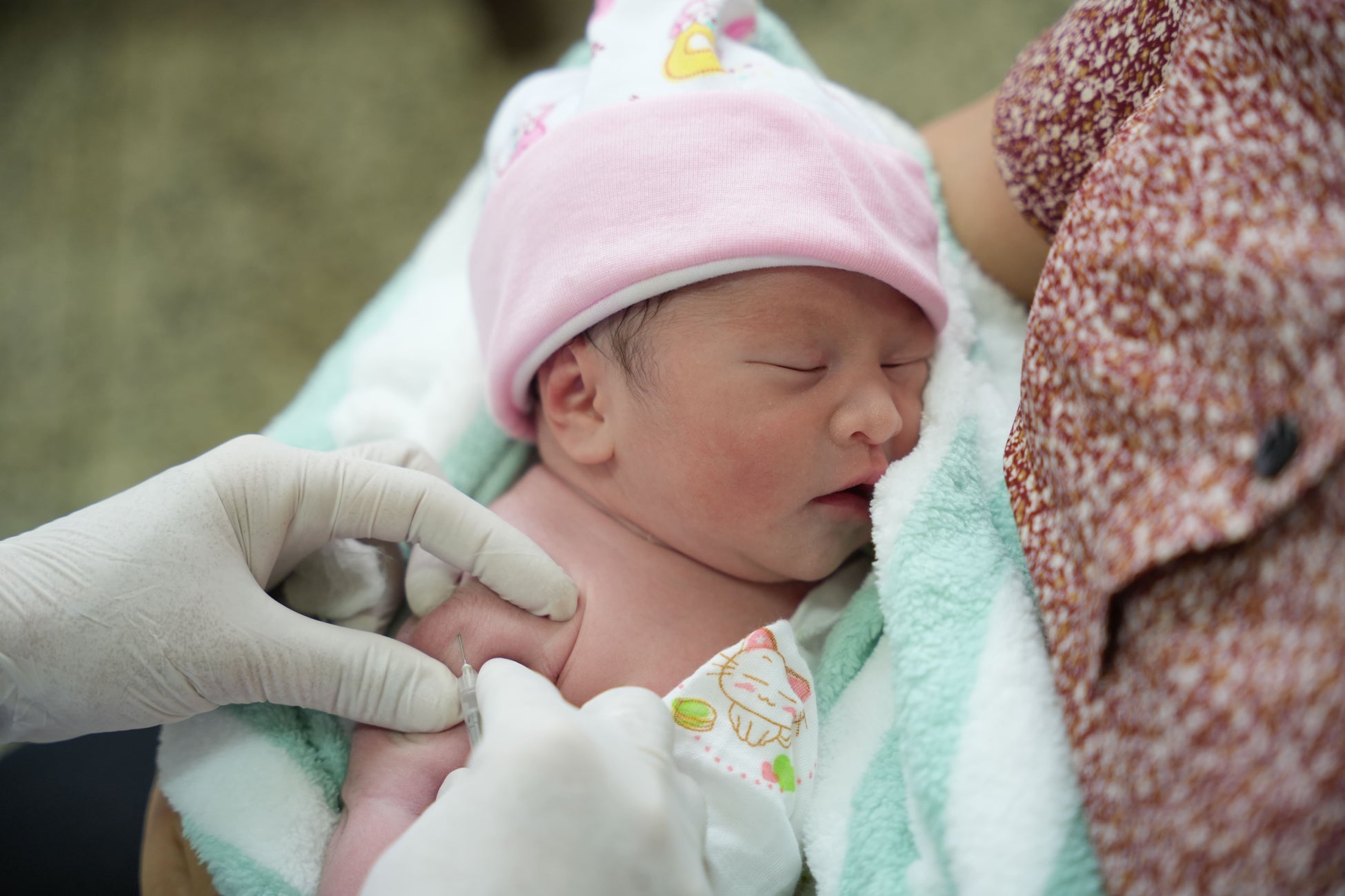 感染症で命を落とす1日4,000人の子どもたちを救うために必要なのは包括的で継続的な支援のサブ画像1_予防接種を受けるラオスの赤ちゃん