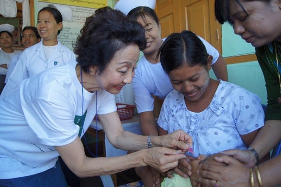 感染症で命を落とす1日4,000人の子どもたちを救うために必要なのは包括的で継続的な支援のサブ画像3_ミャンマーの子どもにワクチンを投与する創設者細川佳代子（現会長）