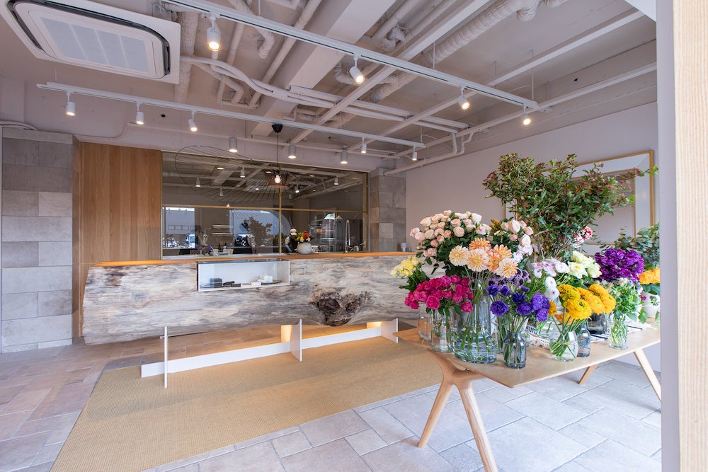 4/28NEW OPEN名古屋に「ハグフラワー 久屋大通店」がデビューのサブ画像6_h.u.g-flower岐阜の店頭奥、ガラスの向こう側が工房になっていて、手作りでチーズテリーヌを作成。