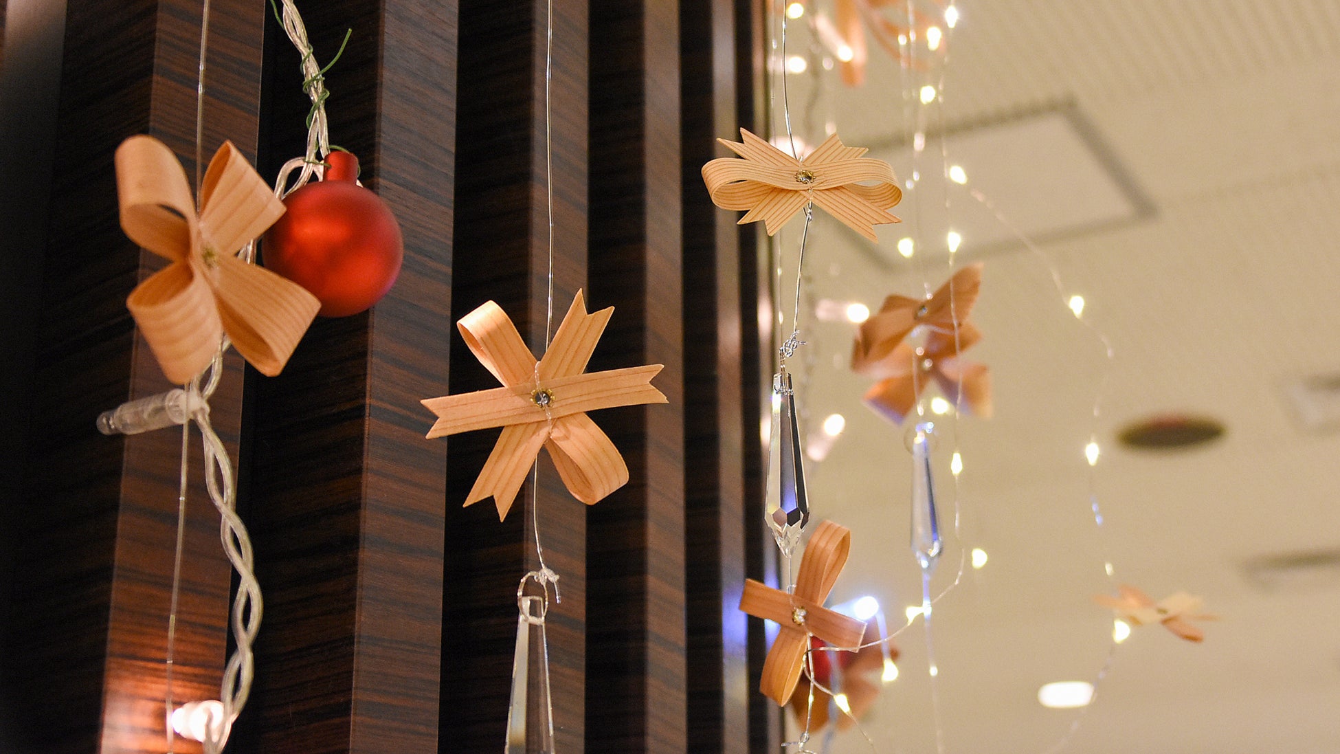 廃棄される秋田杉の端材を活用したクリスマス装飾がホテルロビーに登場のサブ画像5_色々な形や大きさのオーナメントが一つの世界観を作り出している。
