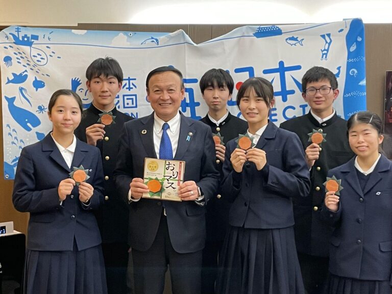 富山中部高校の生徒が考案　ますずし折り紙「おりマス。」が商品化！富山市長を表敬訪問し、発売を報告しましたのメイン画像