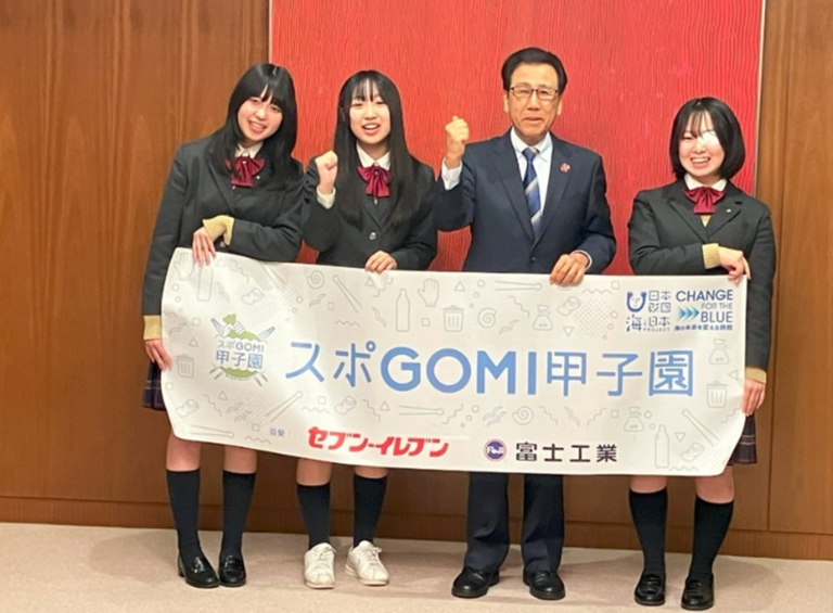 『スポGOMI甲子園2024・北海道大会』優勝チーム「ゴミ取リオ」 札幌大谷高等学校の生徒が秋元札幌市長を表敬訪問しましたのメイン画像